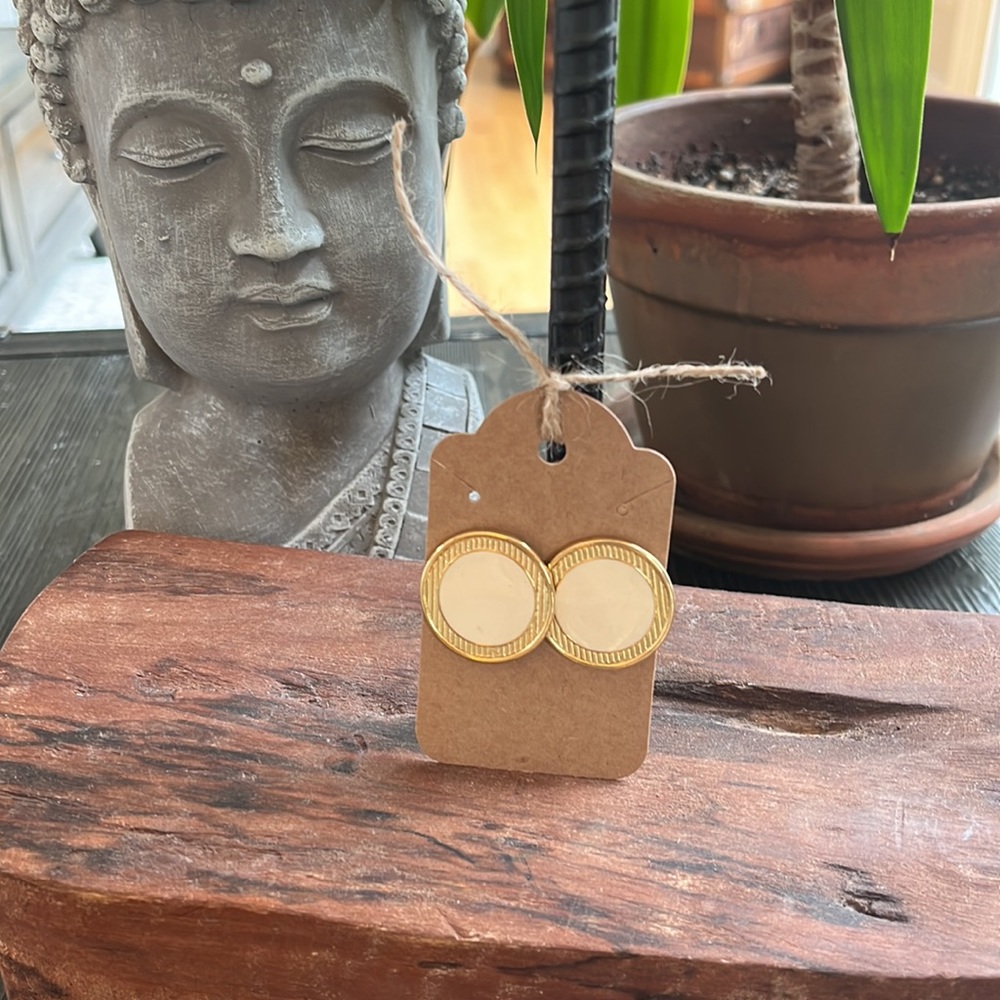 Vintage gold plated with cream colored round r earrings!